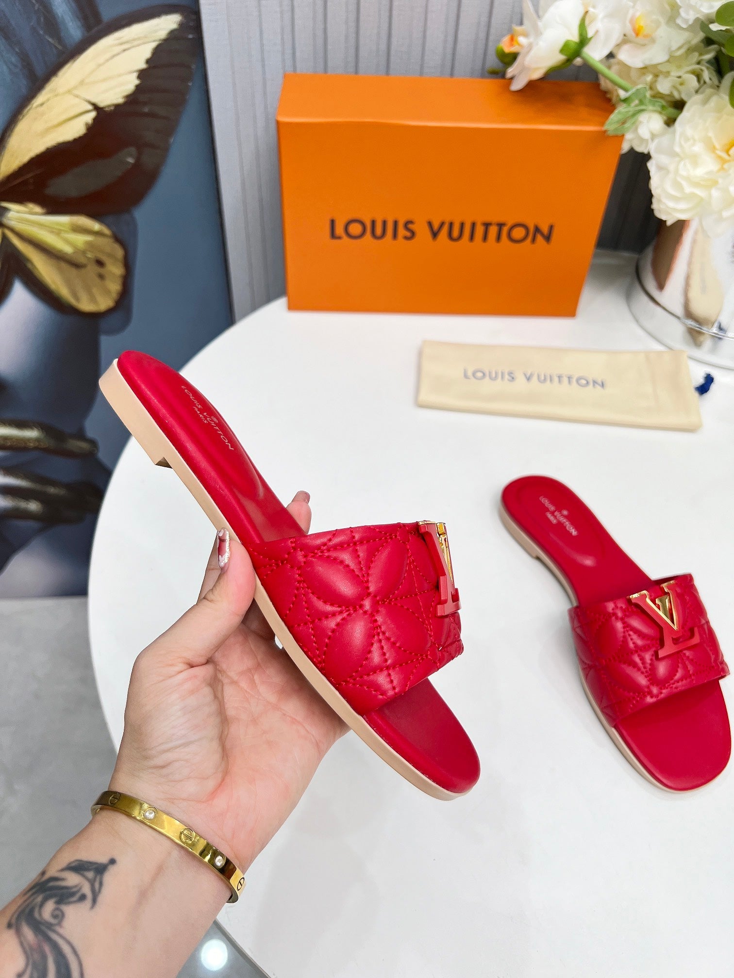 LV 26S MARE FLAT MULES IN RED CALFSKIN