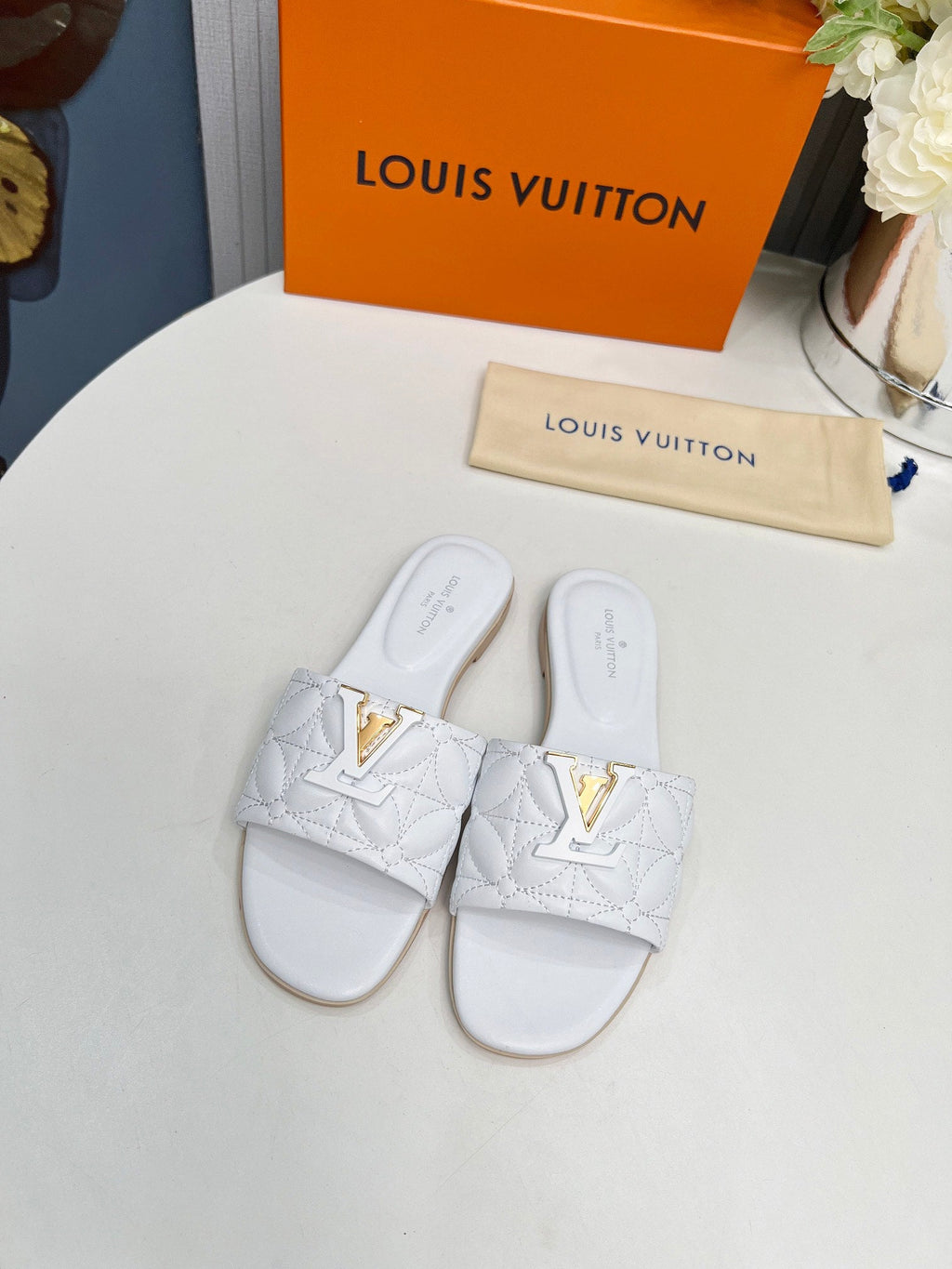 LV 26S MARE FLAT MULES IN WHITE CALFSKIN