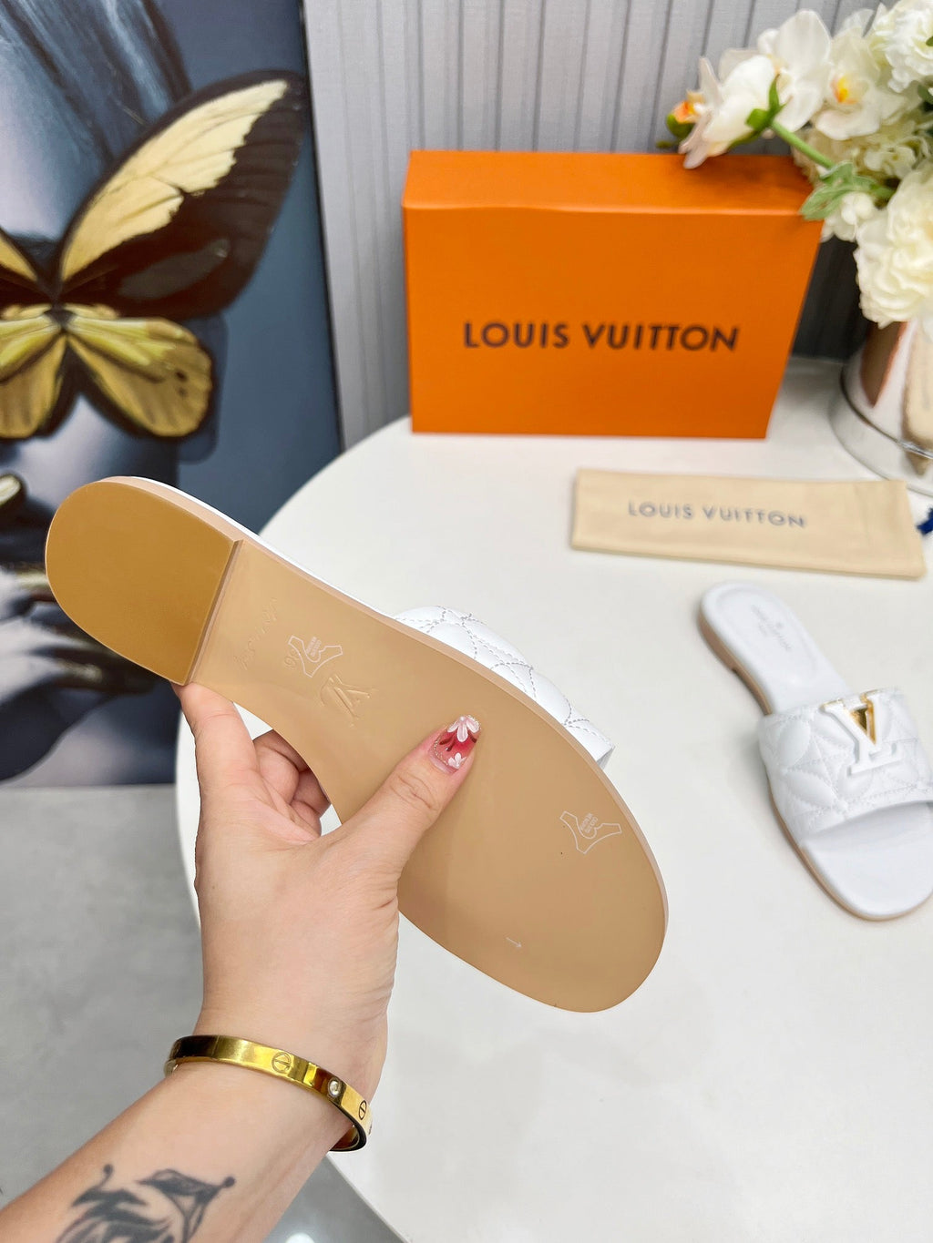 LV 26S MARE FLAT MULES IN WHITE CALFSKIN