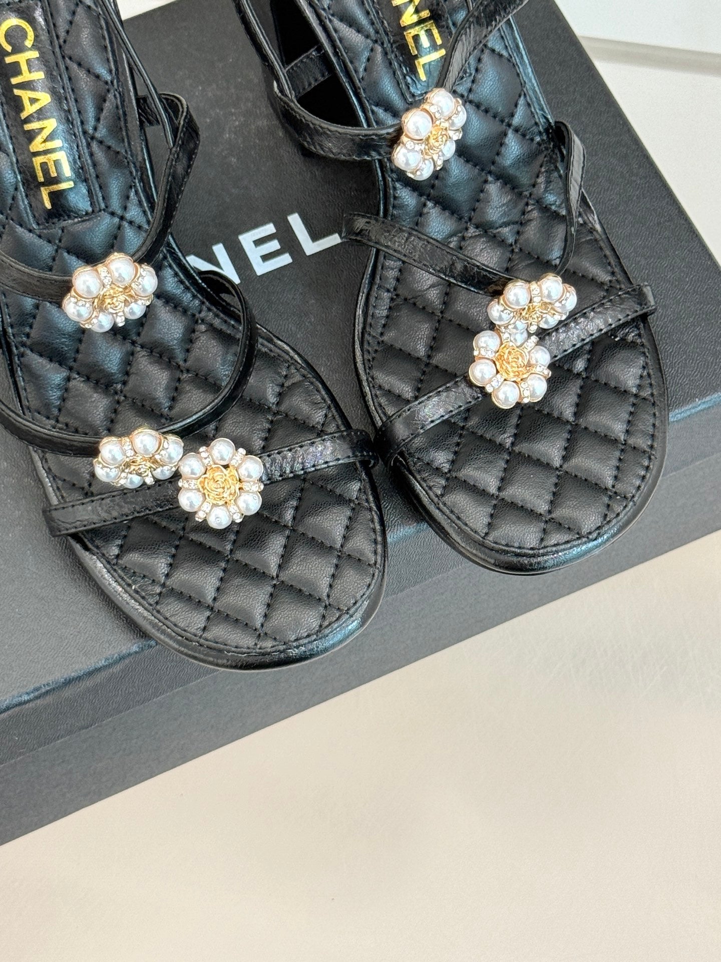 HIGH HEELS SANDAL IN BLACK LAMBSKIN PEARL FLOWERS