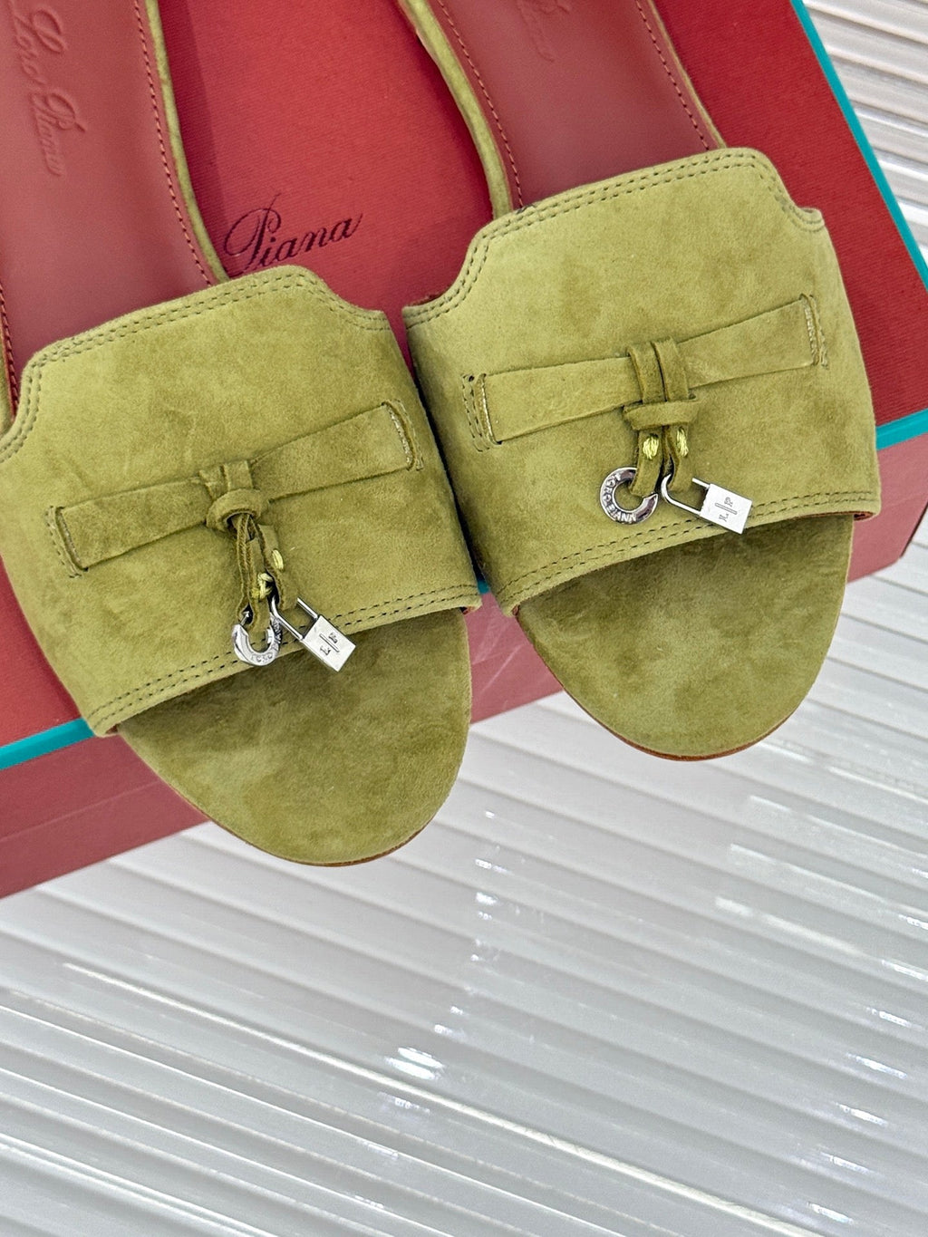 FLAT SANDALS IN MOSS YELLOW SUEDE AND LAMBSKIN