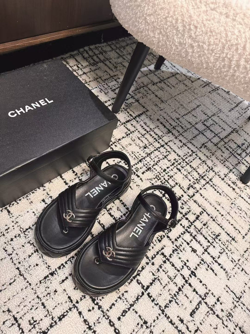 THICK-SOLED THONG SANDAL IN BLACK LAMBSKIN
