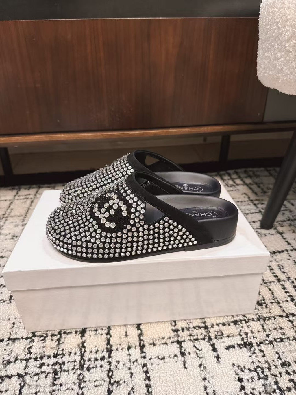 FLAT MULE IN  BLACK SUEDE WITH CRYSTALS