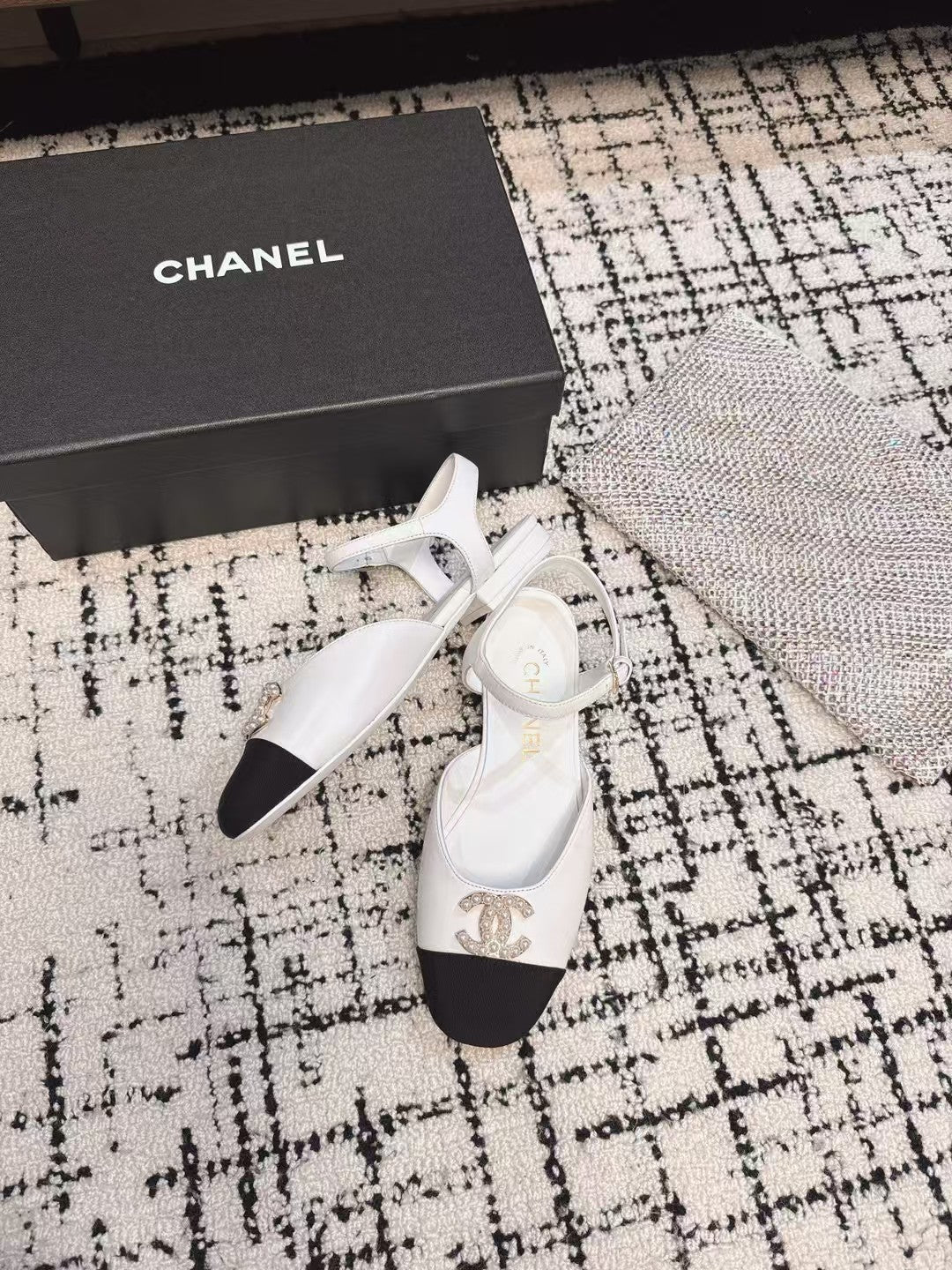 FLAT SLINGBACKS IN WHITE CALFSKIN AND BLACK FABRIC