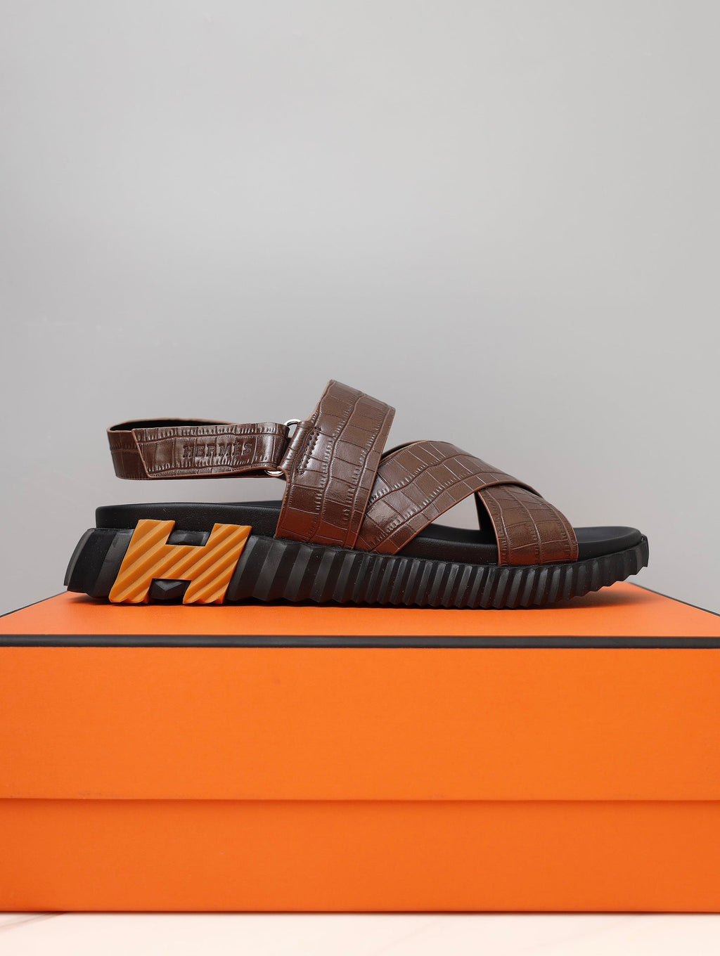 HM ELECTRIC CROCODILE MOTIF SANDAL SYRUP CALFSKIN