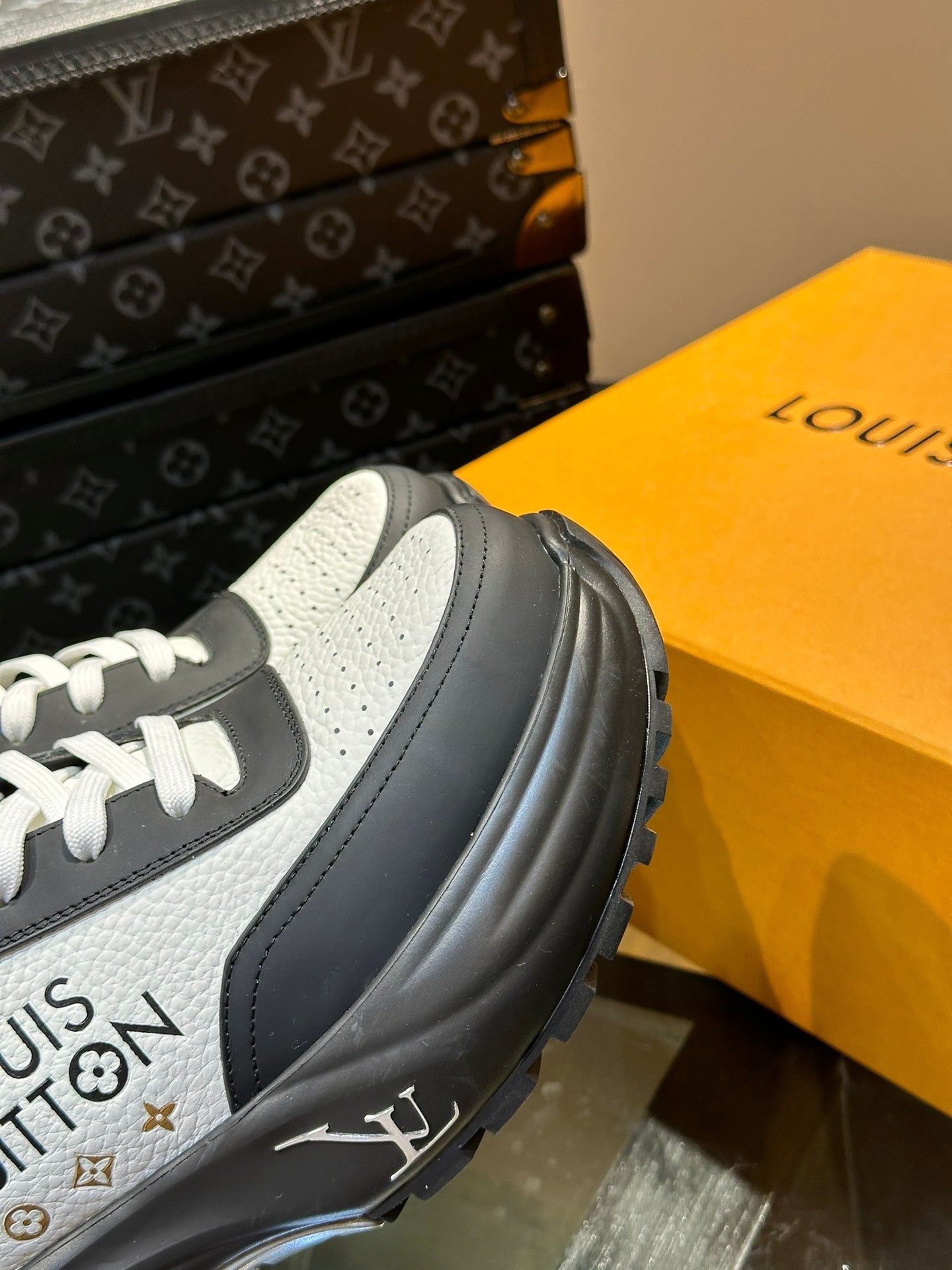 THICK-SOLED SNEAKER BLACK AND WHITE CALFSKIN