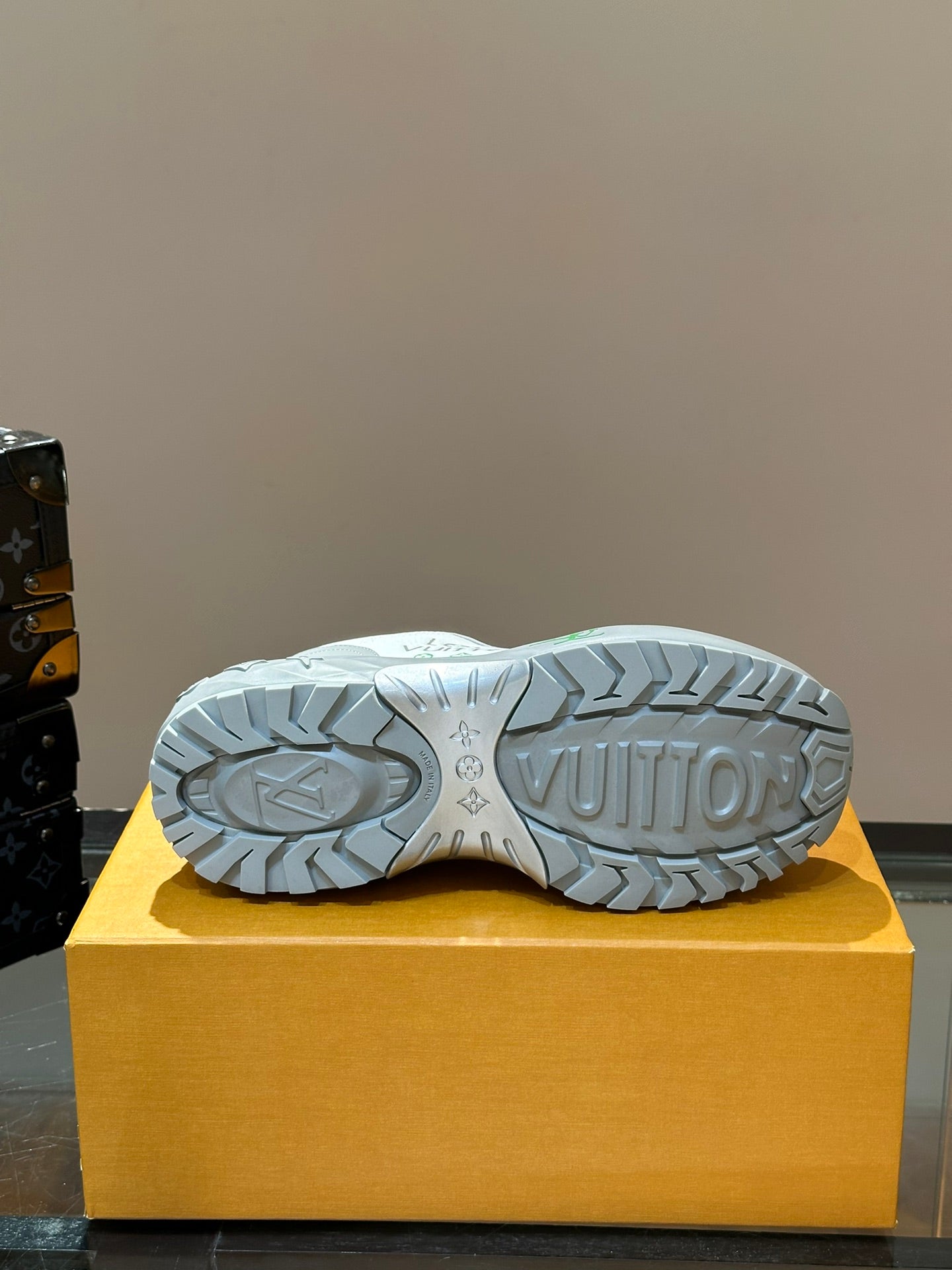 THICK-SOLED SNEAKER GREY AND WHITE CALFSKIN
