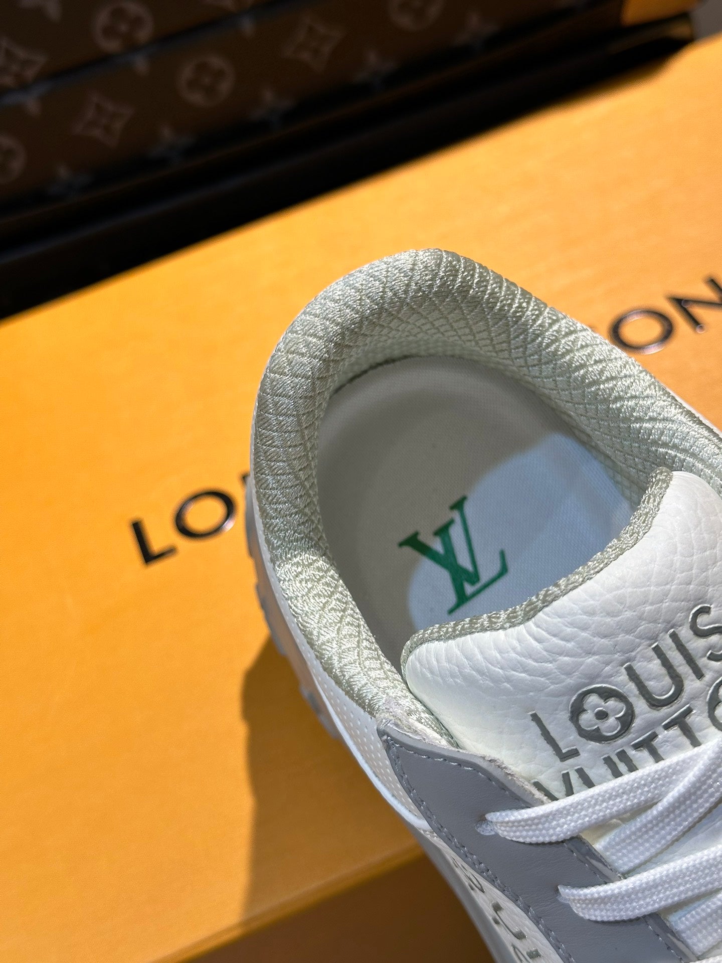 THICK-SOLED SNEAKER GREY AND WHITE CALFSKIN