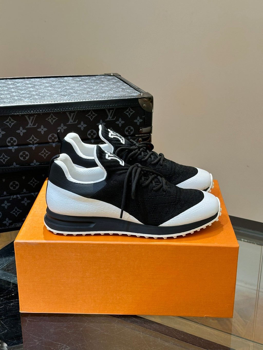 LV SNEAKERS IN WHITE MIX BLACK CALFSKIN AND FABRIC BREATHABLE