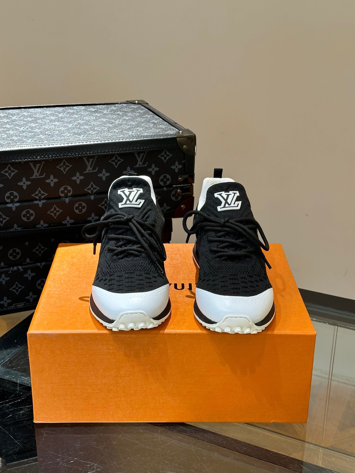LV SNEAKERS IN WHITE MIX BLACK CALFSKIN AND FABRIC BREATHABLE
