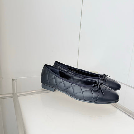 CHANEL 26S BALLET FLATS IN NAVY BLUE QUILTED CALFSKIN WITH BOW