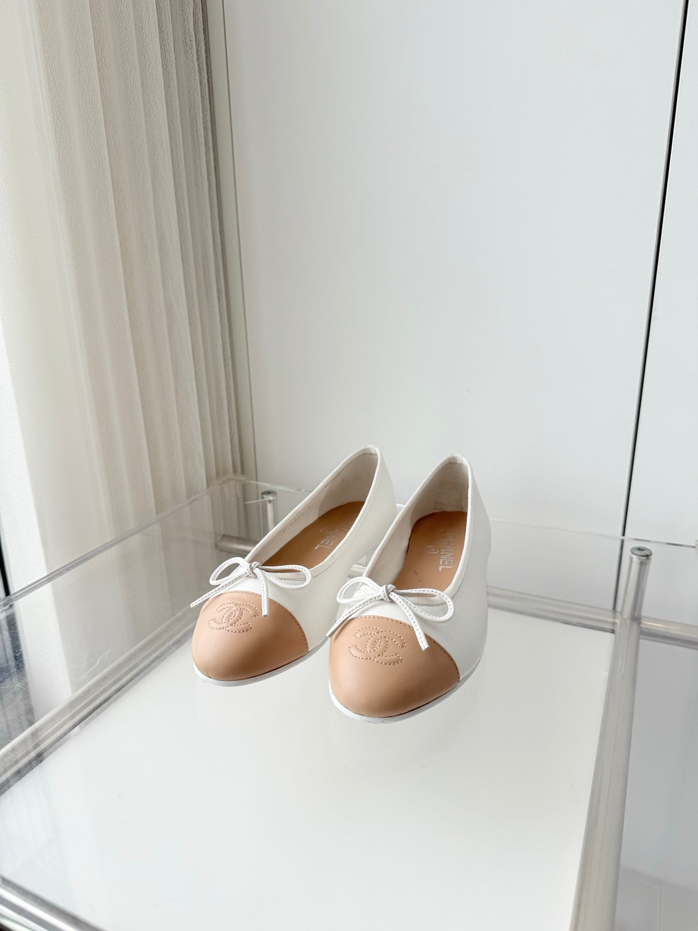CHANEL 26S BALLET FLATS IN WHITE CALFSKIN WITH BEIGE TOE CAP AND BOW