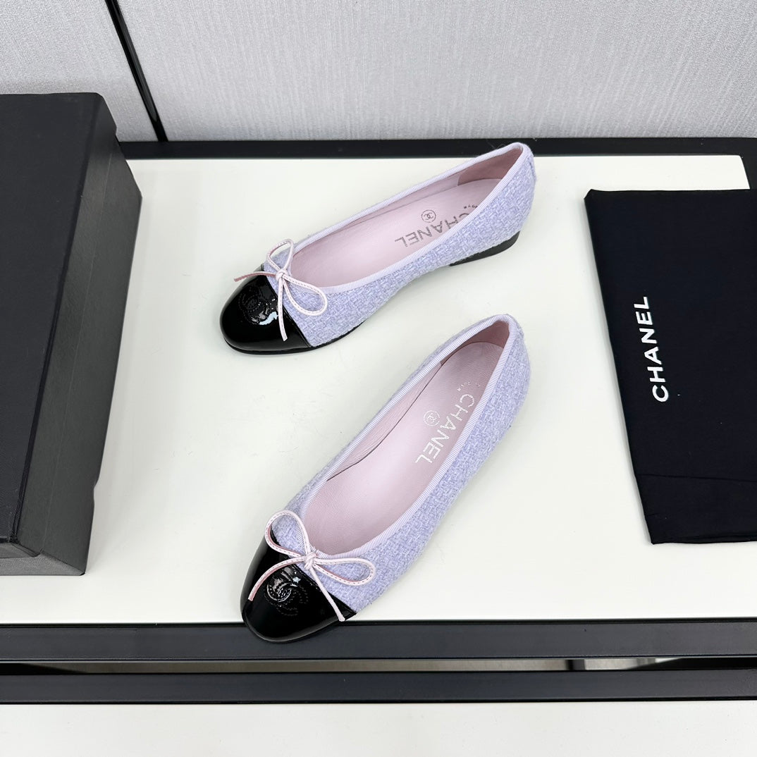 BALLET FLATS IN POWDER BLUE TWEED AND BLACK CALFSKIN