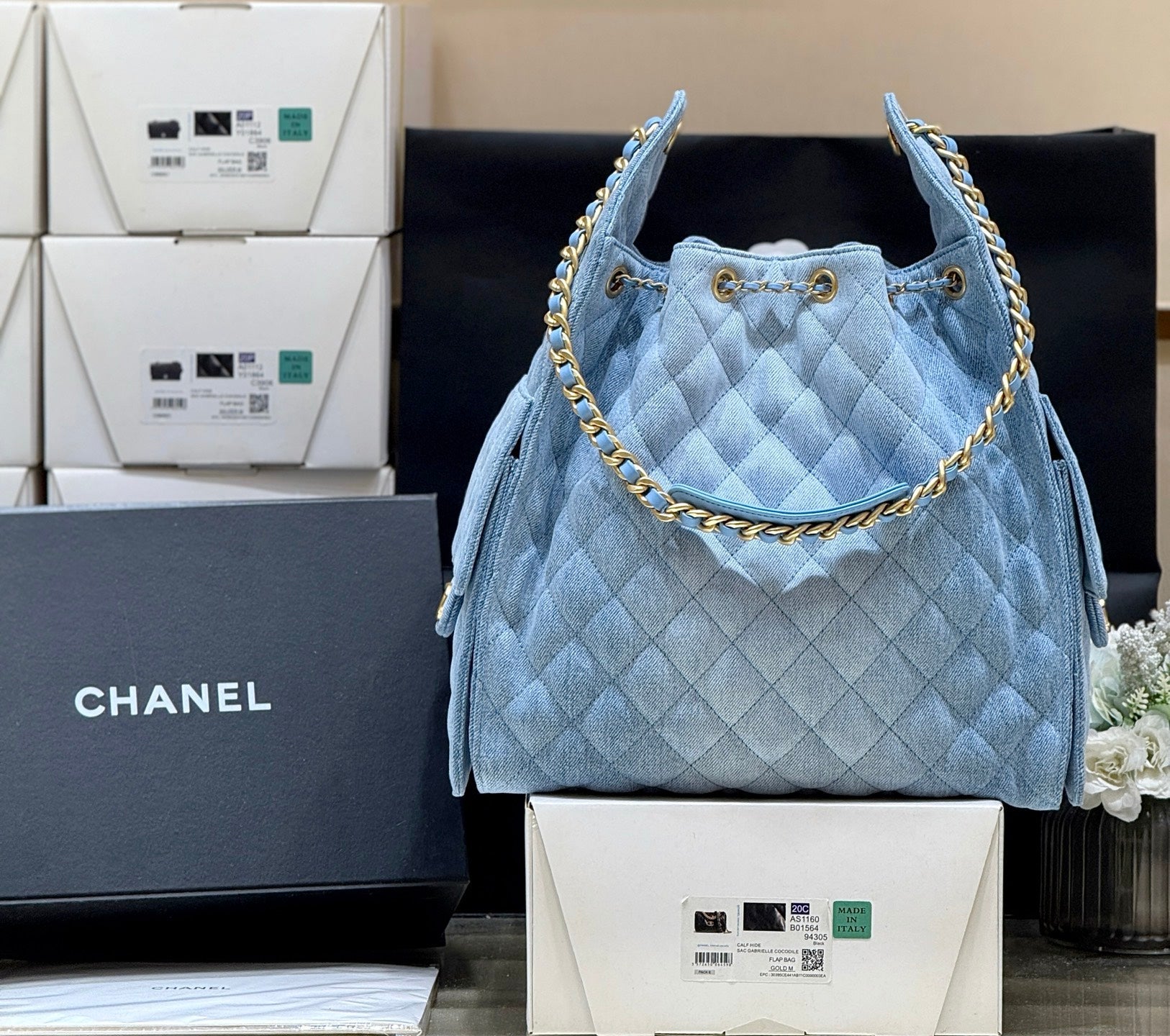 CC 25 HANDBAG 40 IN BLUE DENIM GOLD HARDWARE