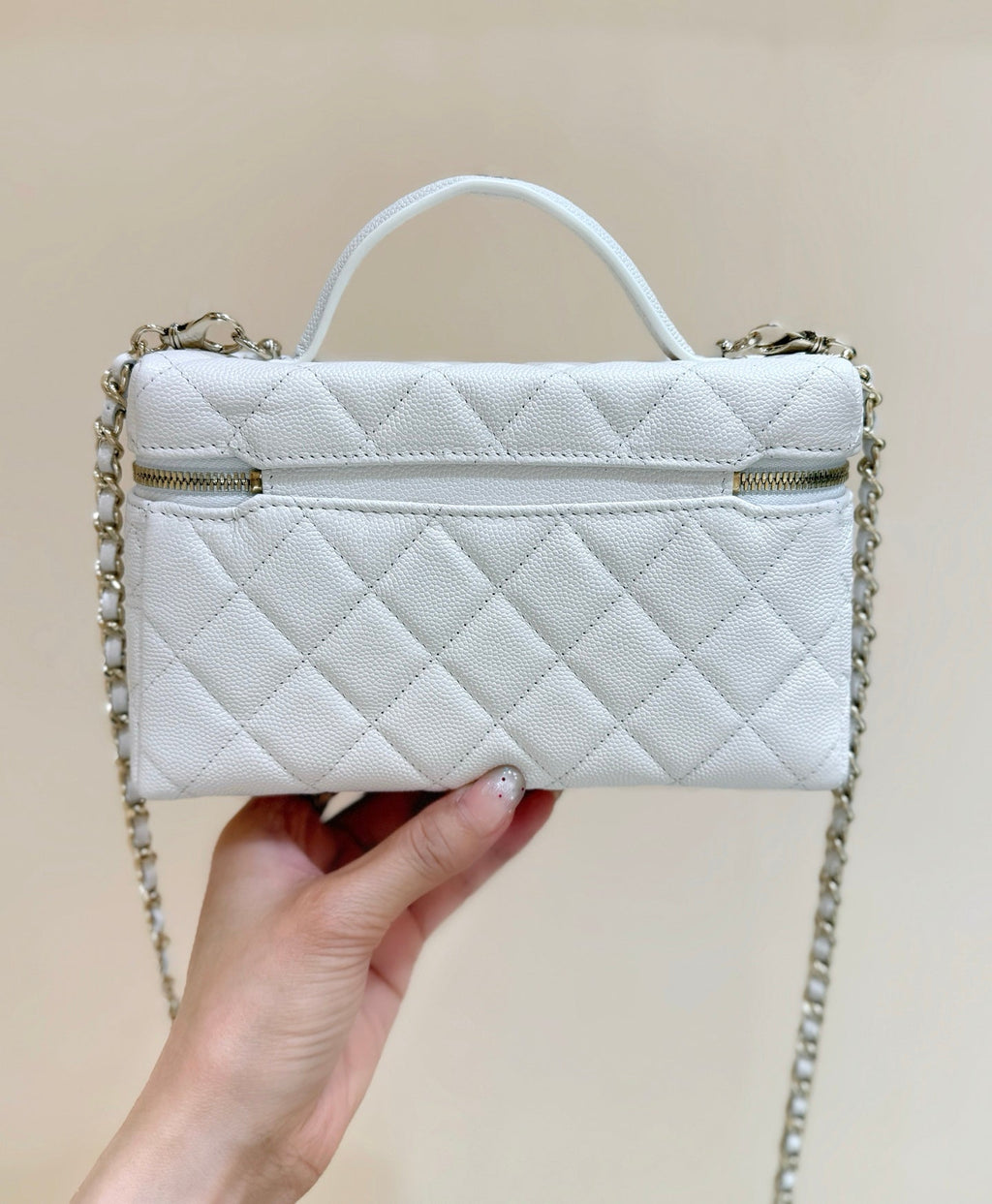 STRASS VANITY QUILTED CASE 19 IN WHITE CALFSKIN WITH GOLD METALLIC