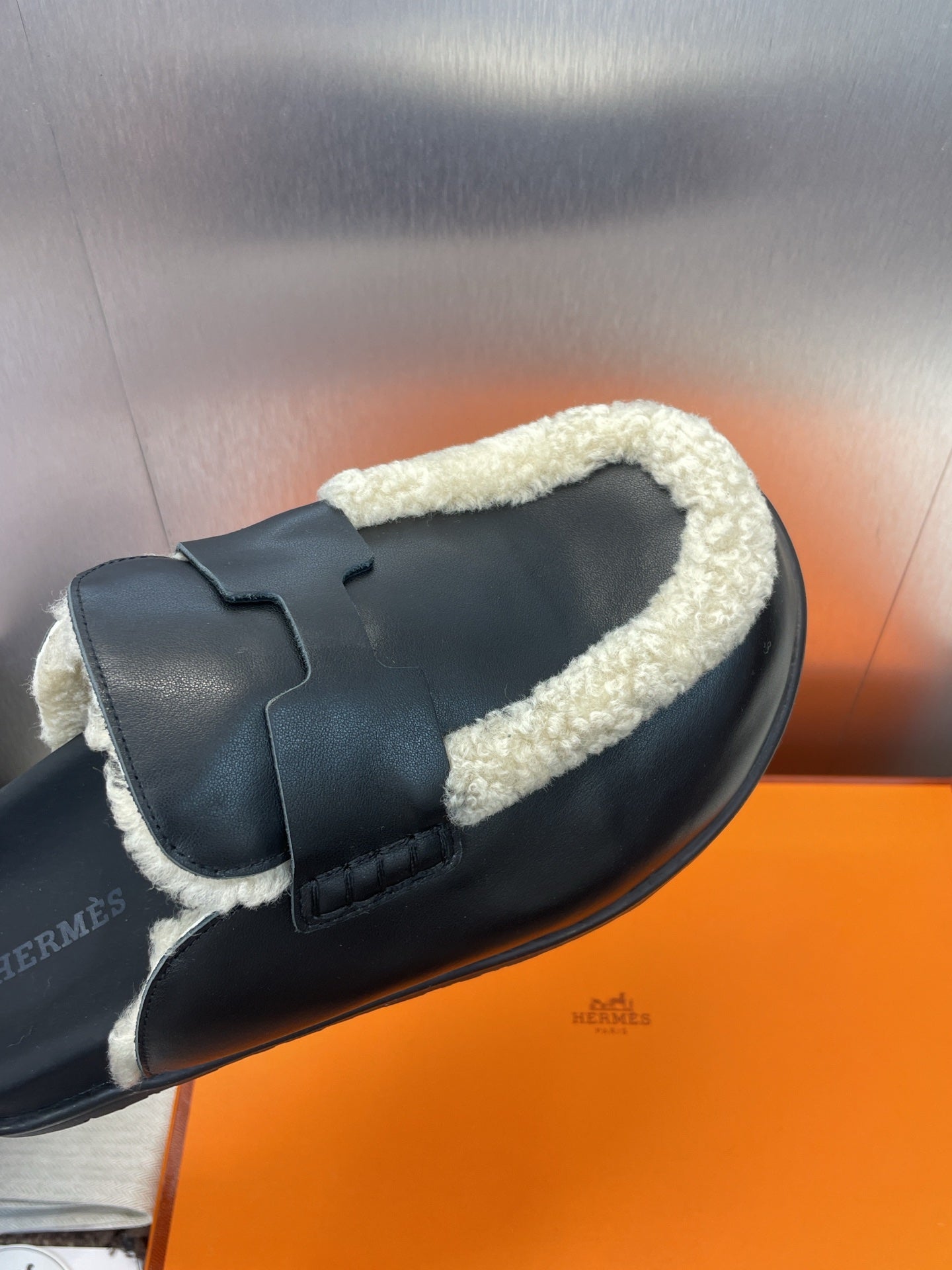 HM MULE IN BLACK CALFSKIN AND WHITE SHEARLING