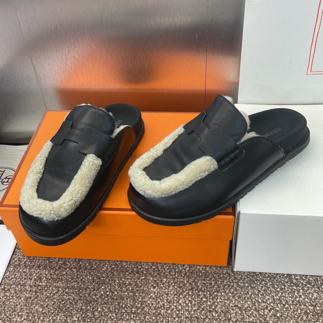 HM MULE IN BLACK CALFSKIN AND WHITE SHEARLING