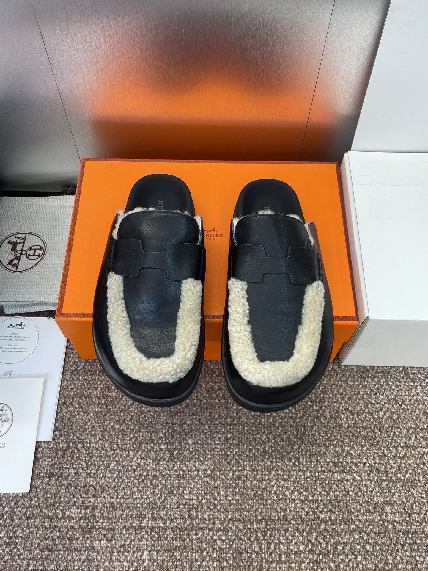 HM MULE IN BLACK CALFSKIN AND WHITE SHEARLING