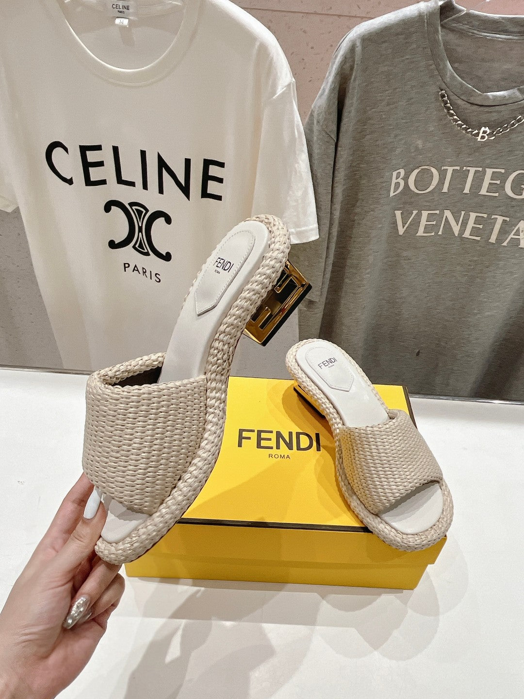 FENDI FFOLD MEDIUM-HEEL SANDALS 45 MM IN BEIGE COTTON FIBRE