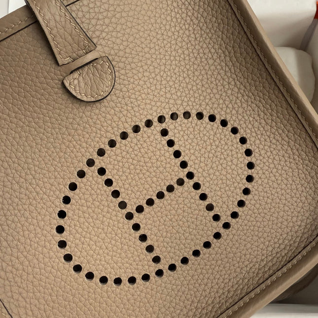 HM 25S EVELYNE 17 CM IN DARK BEIGE COWHIDE WITH GOLD HARDWARE