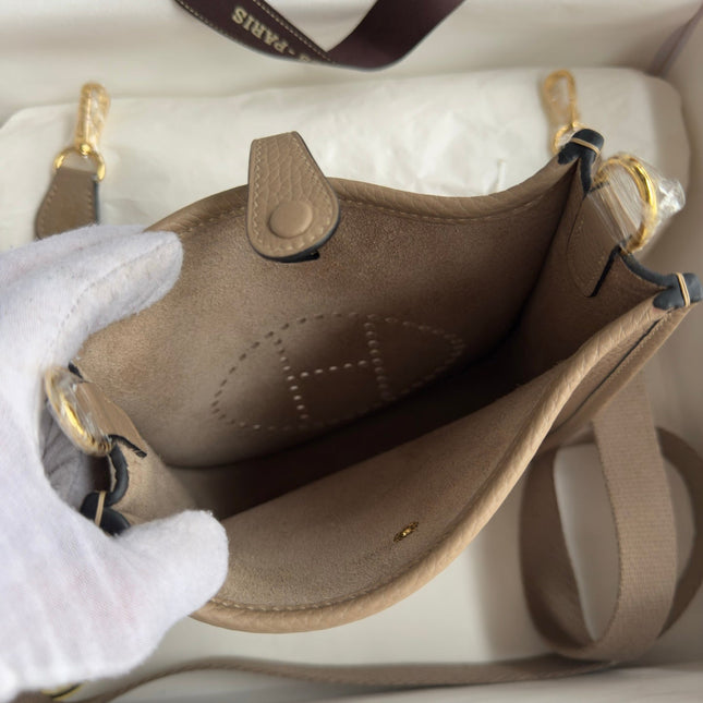 HM 25S EVELYNE 17 CM IN DARK BEIGE COWHIDE WITH GOLD HARDWARE