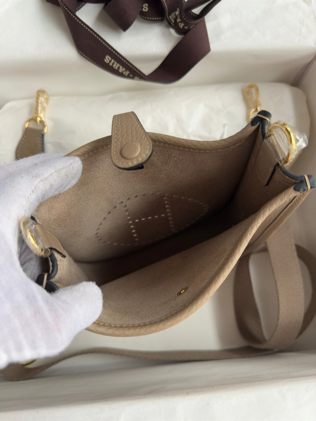 HM 25S EVELYNE 17 CM IN DARK BEIGE COWHIDE WITH GOLD HARDWARE
