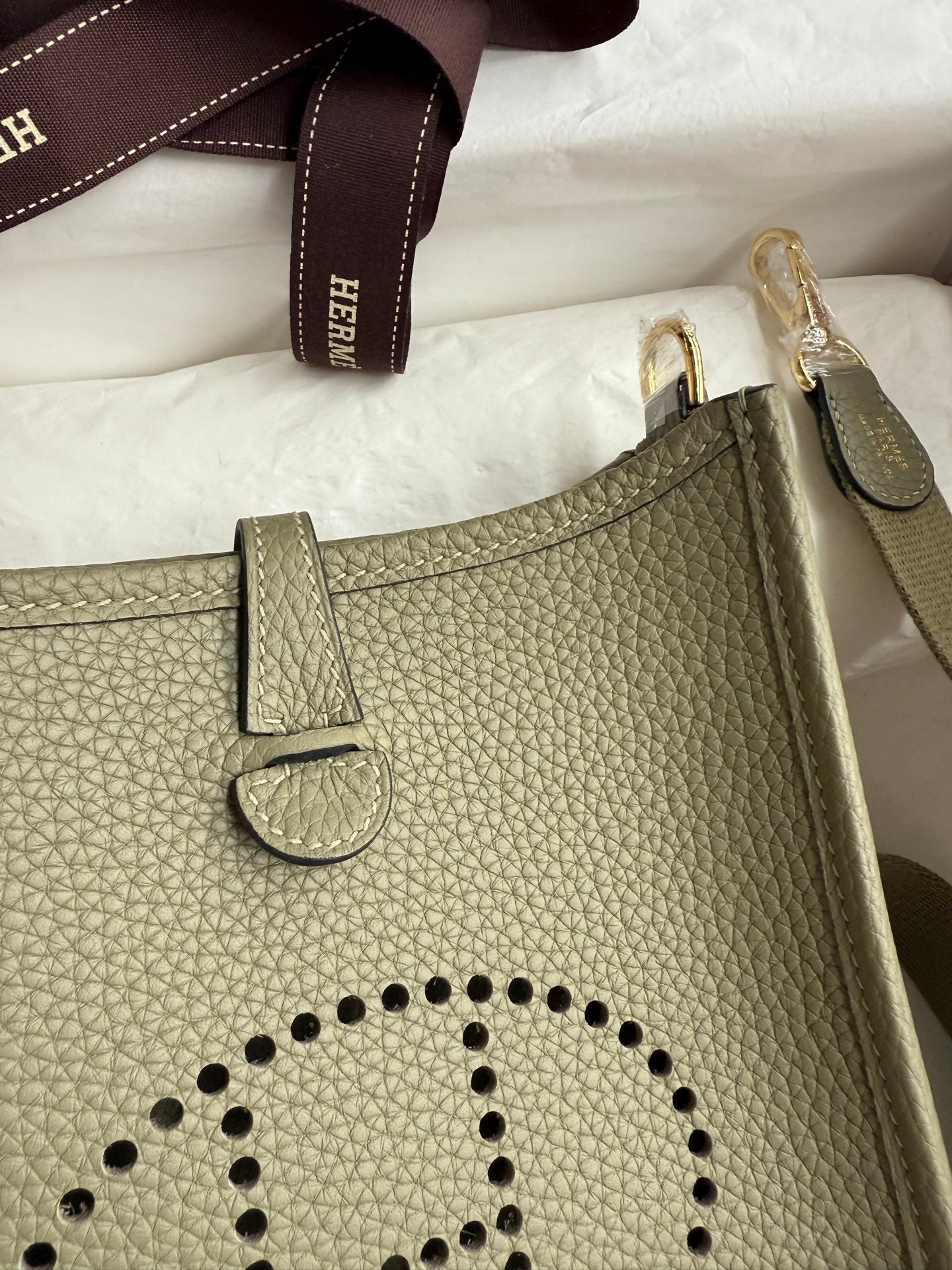 HM 25S EVELYNE 17 CM IN OLIVE GRAY COWHIDE WITH GOLD HARDWARE