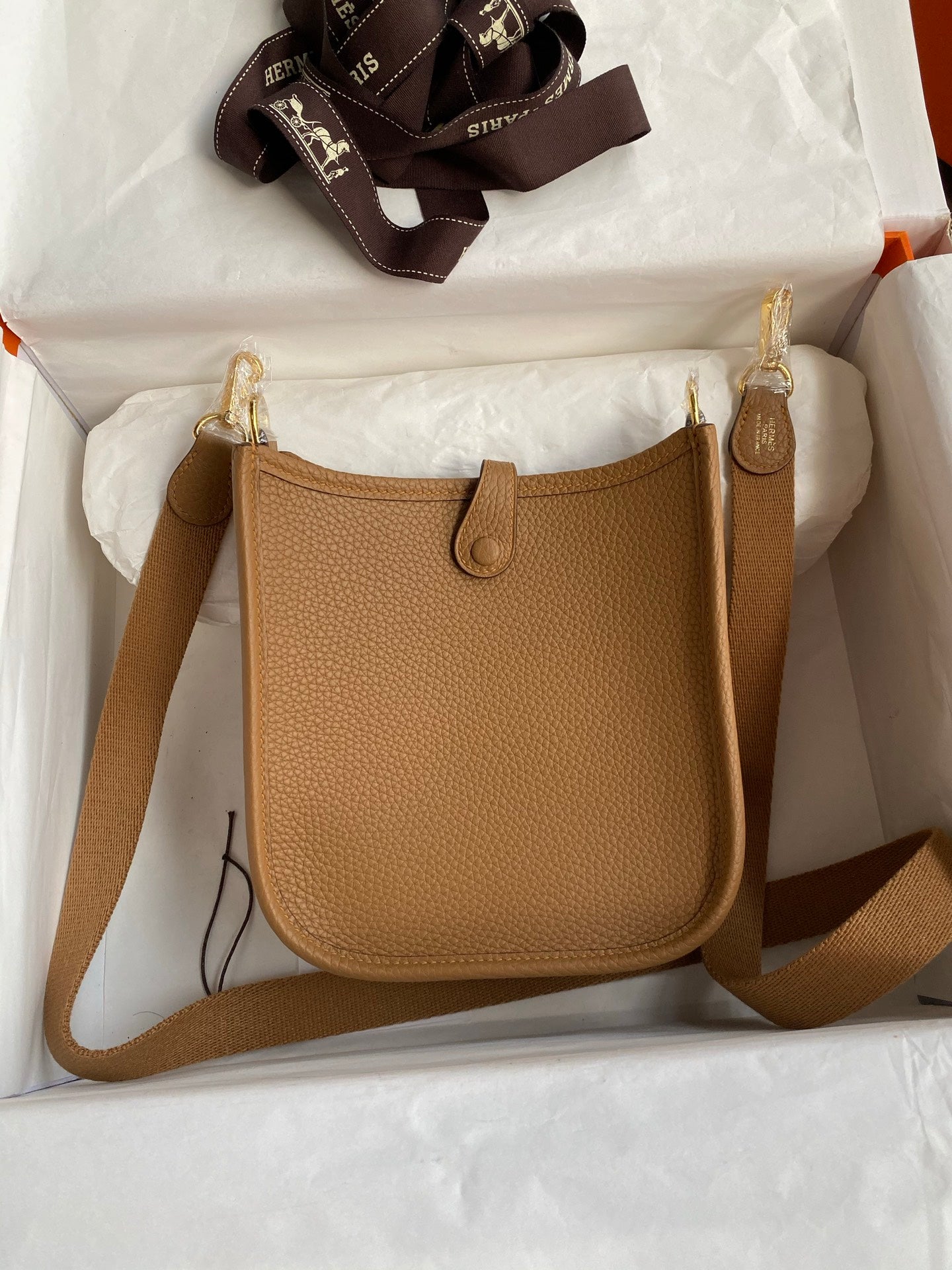 HM 25S EVELYNE 17 CM IN BROWN COWHIDE WITH GOLD HARDWARE