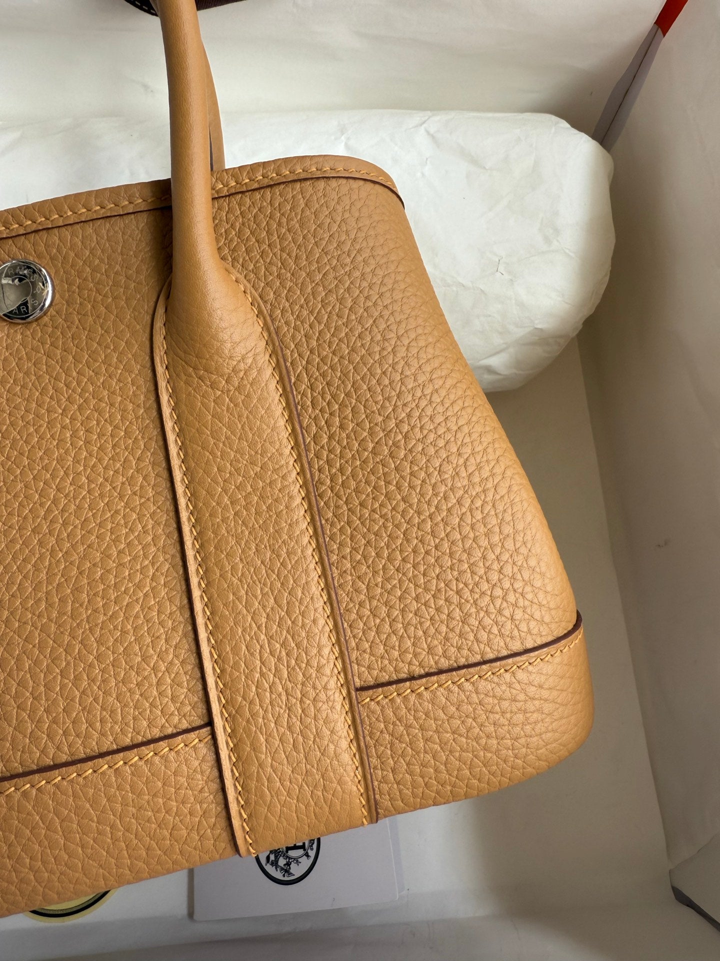 HM 25S GARDEN PARTY 23 CM IN CARAMEL BROWN TOGO