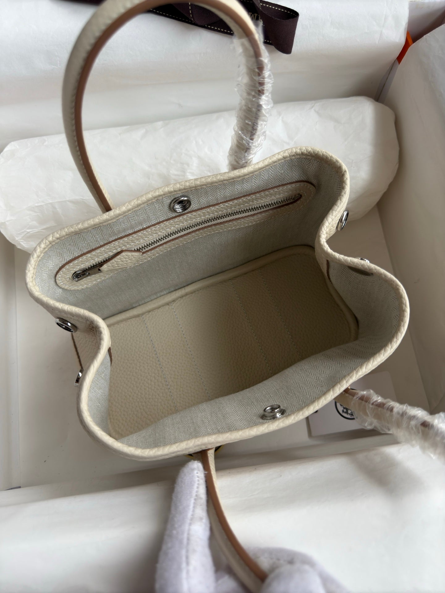 HM 25S GARDEN PARTY 23 CM IN CREAM WHITE TOGO
