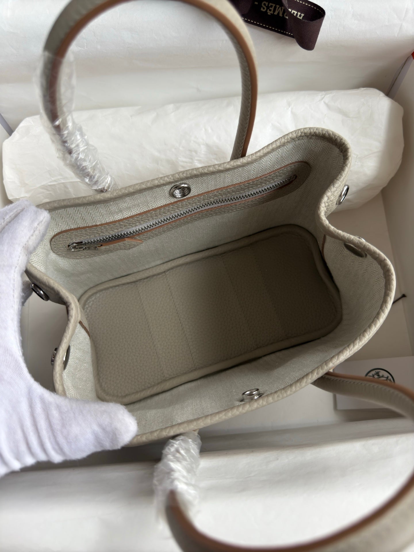 HM 25S GARDEN PARTY 23 CM IN LIGHT BEIGE GRAY TOGO
