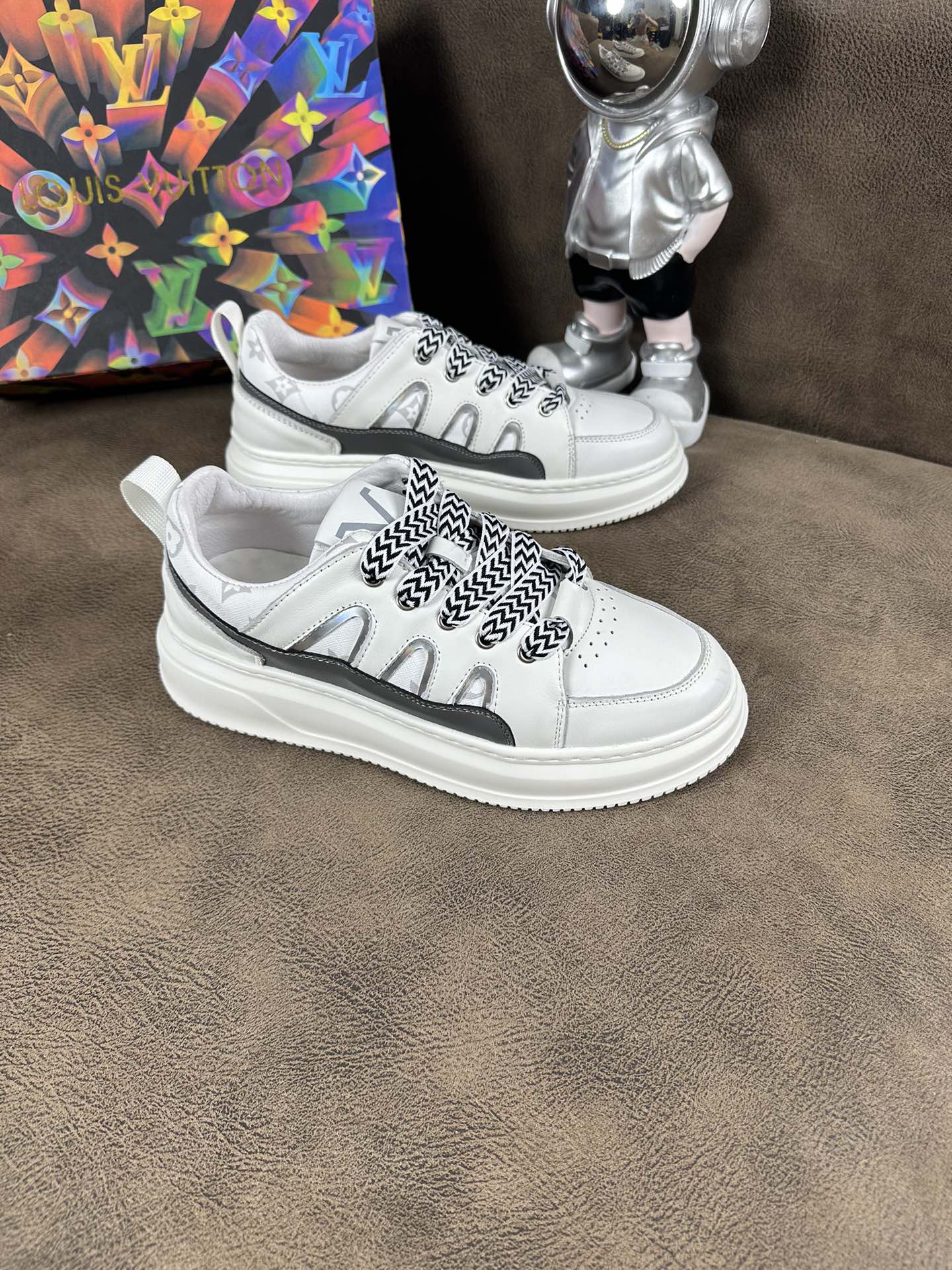 LV TRAINER SHOES IN WHITE MIX BLACK CALFSKIN