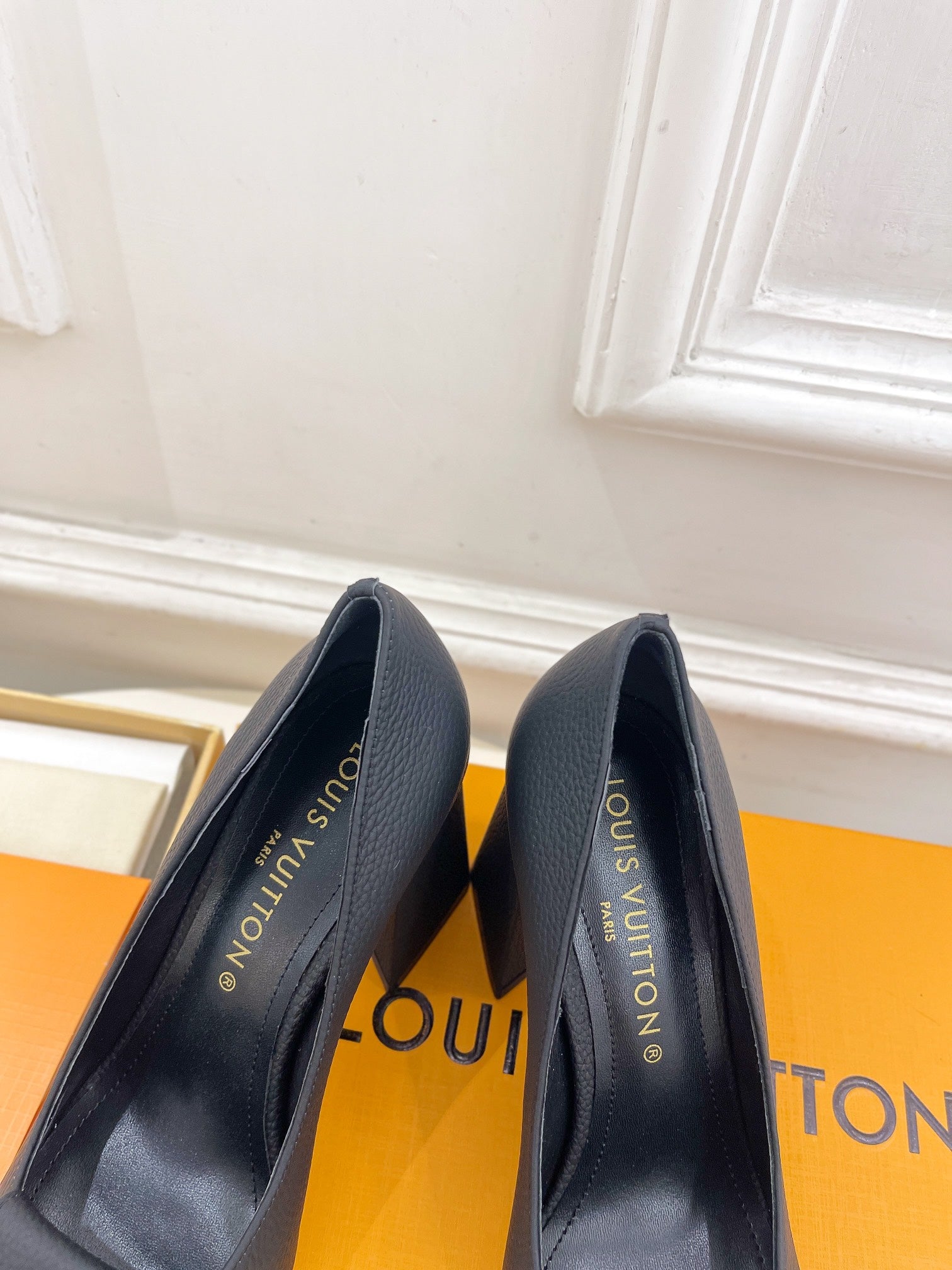 LV BLOCK HEEL PUMPS IN BLACK CALFSKIN