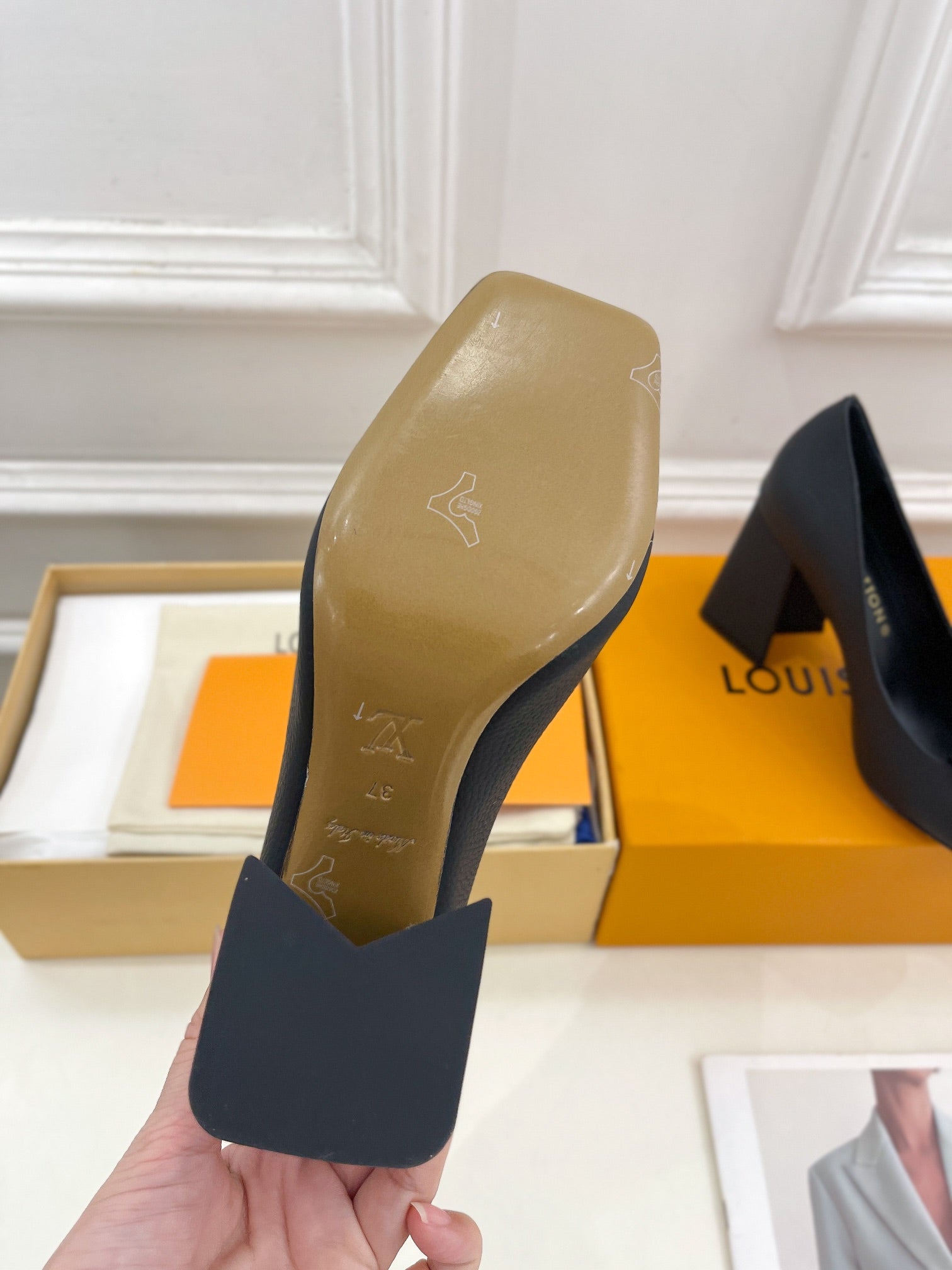 LV BLOCK HEEL PUMPS IN BLACK CALFSKIN
